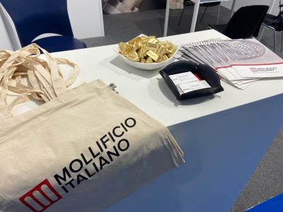 Composizione Stand Mollificio Italiano per Fiera IVS di Bergamo, con busta organica, cioccolatini e brochure e biglietti da visita